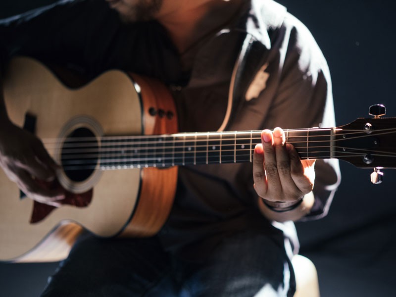 Acoustic_guitar_player